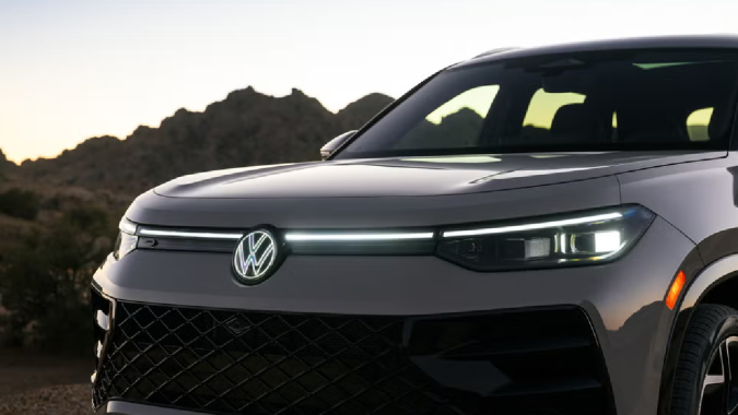 El Volkswagen Tiguan 2025, en su versión tope, tiene logos iluminados.