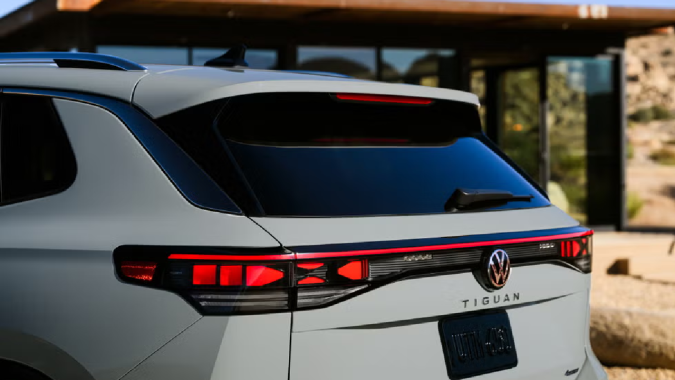 El Volkswagen Tiguan 2025 se añadió un alerón para darle un toque deportivo.