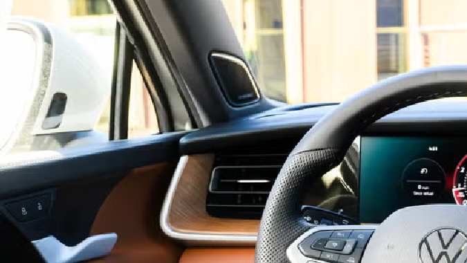 El volante del Volkswagen Tiguan 2025 incorpora nuevas funciones.