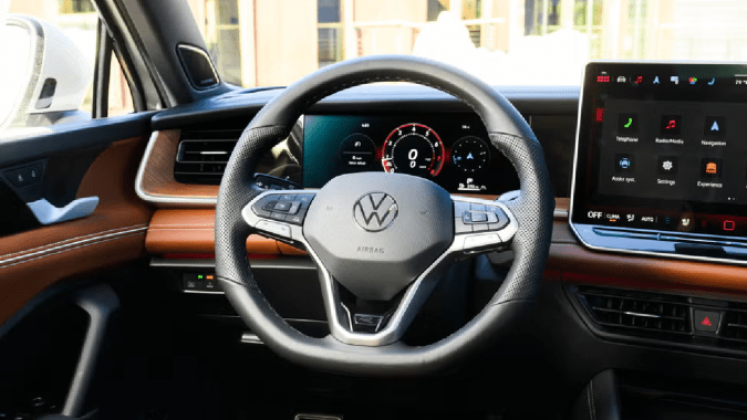 El volante del Volkswagen Tiguan 2025 incorpora nuevas funciones.