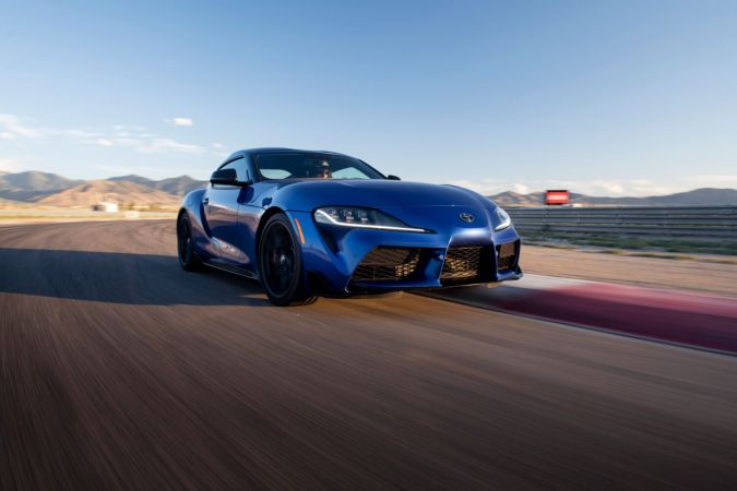 Toyota GR Supra MKV 3.0 2026 ha mejorado en su interior y renidmiento.