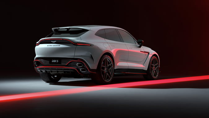 Aston Martin DBX S tiene un perfil aerodinámico en la parte trasera.