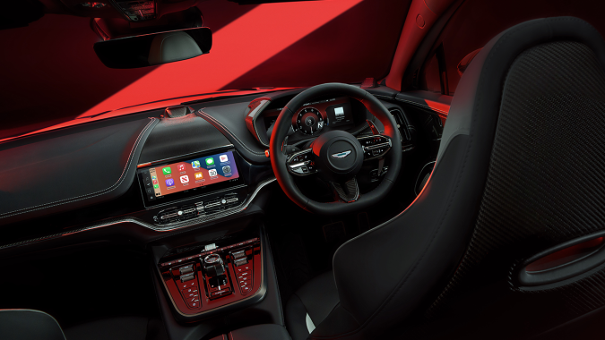 Aston Martin DBX S tiene un interior deportivo y elegante.