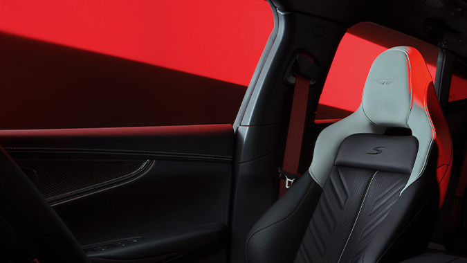 Aston Martin DBX S tiene unos asientos con materiales de alta calidad.