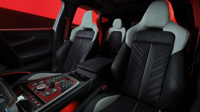 Aston Martin DBX S tiene unos asientos con materiales de alta calidad.