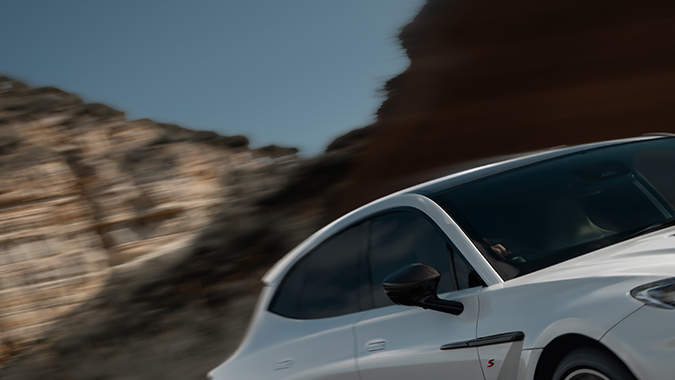 Aston Martin DBX S tiene una potencia de unos 727 caballos de fuerza.