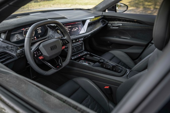 El interior del Audi RS e-tron GT Performance ofrece comodidad y deportividad.