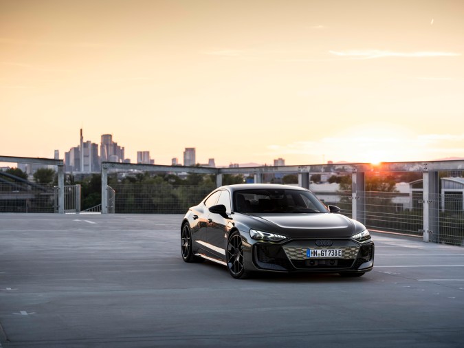 El Audi RS e-tron GT Performance tiene un precio base de $167,000 dólares.