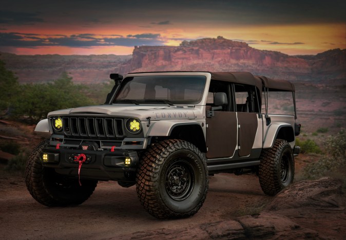 Jeep Convoy Concept tiene elementos militares.