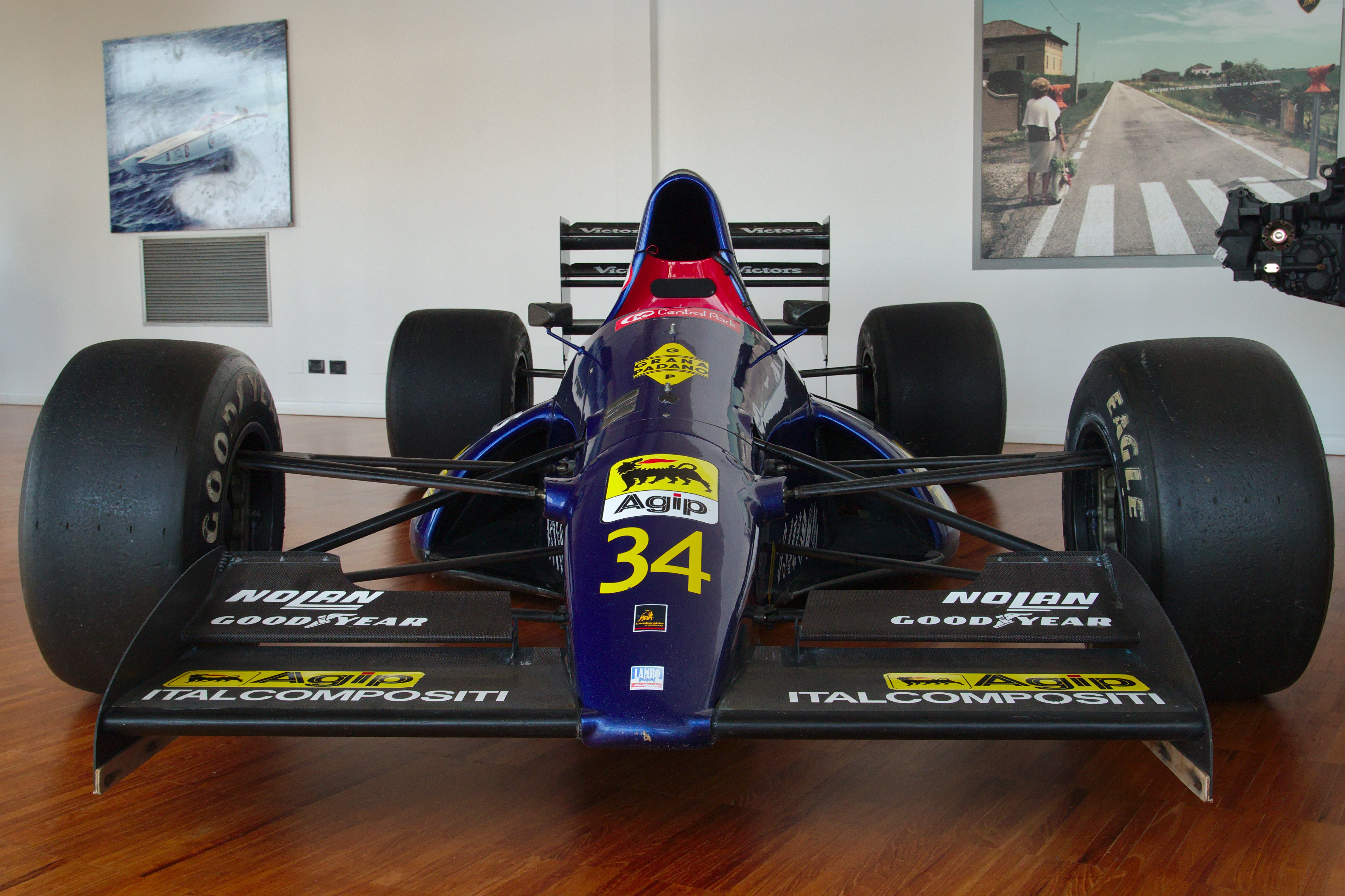 Modena F1 uso un monoplaza fabricado por Lamborghini.