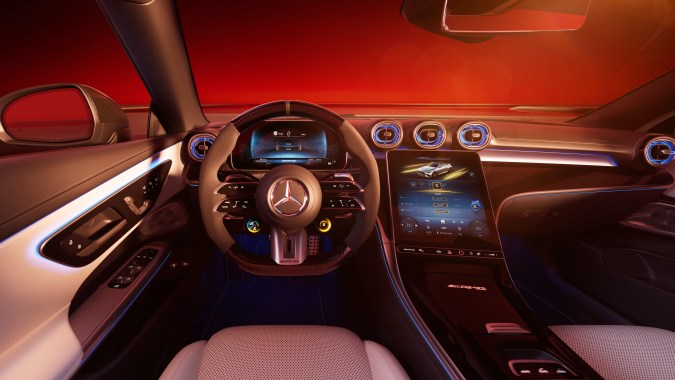 El Mercedes-AMG CLE53 Manufaktur Edition tiene interior exclusivo personalizado.