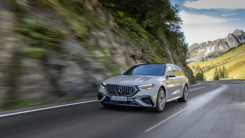 El Mercedes-Benz AMG E 53 Hybrid 2026 tiene una potencia base de 577 caballos de fuerza.