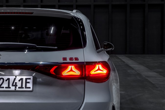El Mercedes-Benz AMG E 53 Hybrid 2026 compite contra sus rivales alemanes de BMW y Audi.