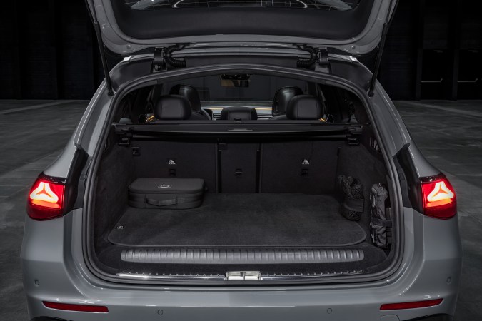 El Mercedes-Benz AMG E 53 Hybrid 2026 tiene buen espacio interior.