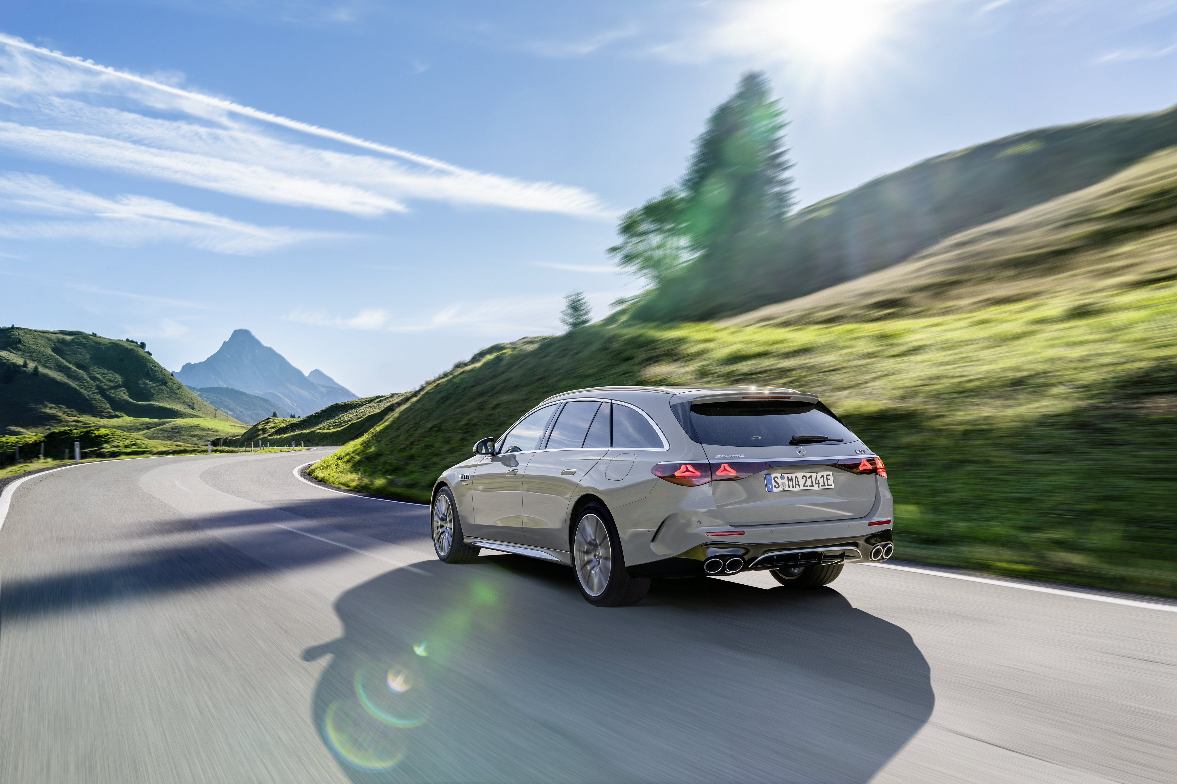 El Mercedes-Benz AMG E 53 Hybrid tiene una mejor conducción para 2026.