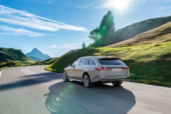 El Mercedes-Benz AMG E 53 Hybrid tiene una mejor conducción para 2026.