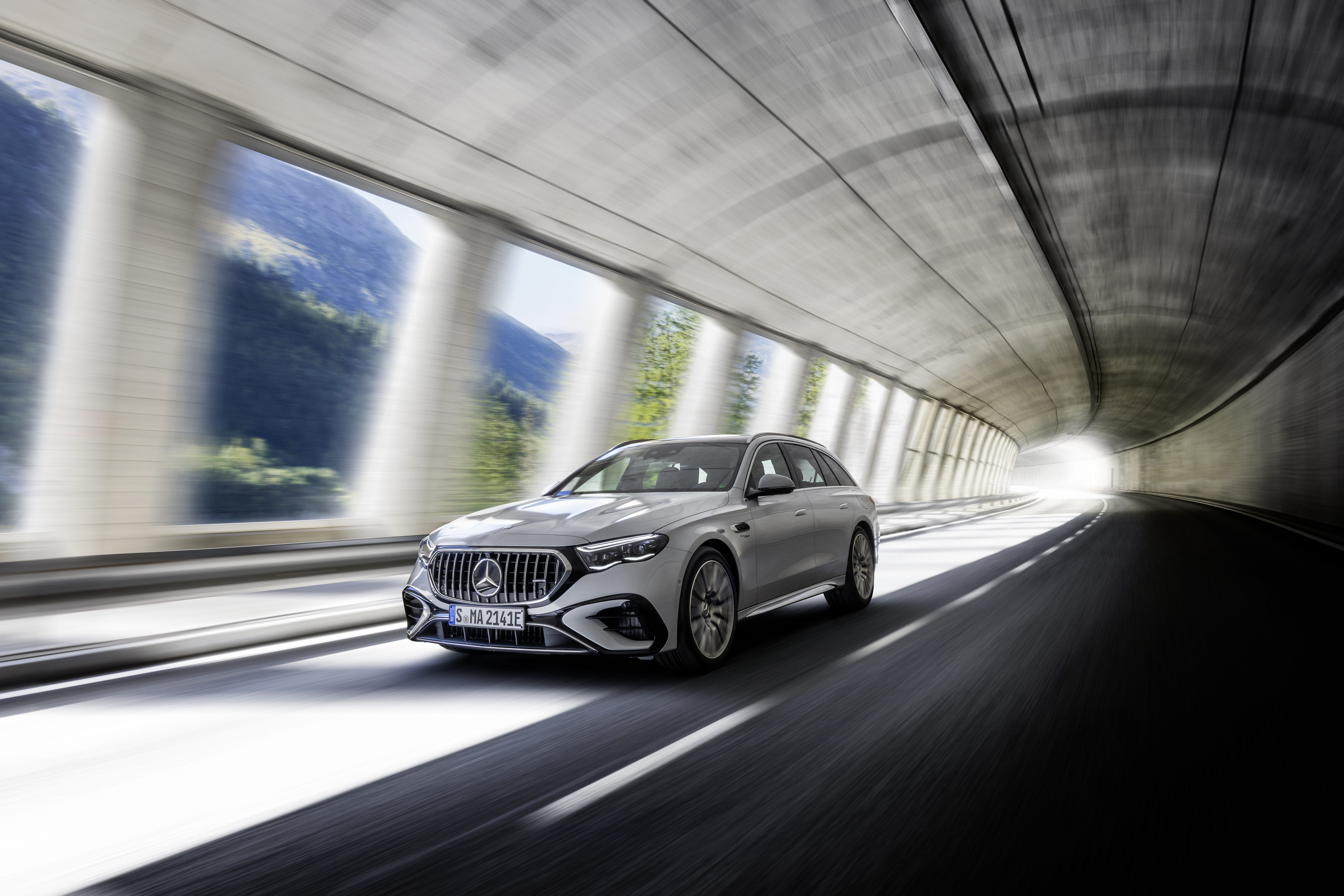 Mercedes-Benz AMG E 53 Hybrid 2026 tiene un gran rendimiento en carretera.