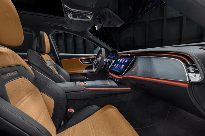 El interior del Mercedes-Benz AMG E 53 Hybrid 2026 tiene varias opciones de personalización.