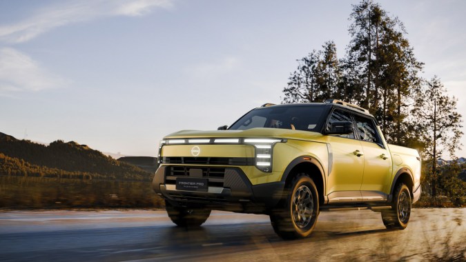 Nissan Frontier Pro 2026 tiene una gran iluminación en la parte delantera.