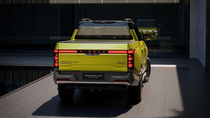 Nissan Frontier Pro 2026 tiene una tapa retráctil para la caja.