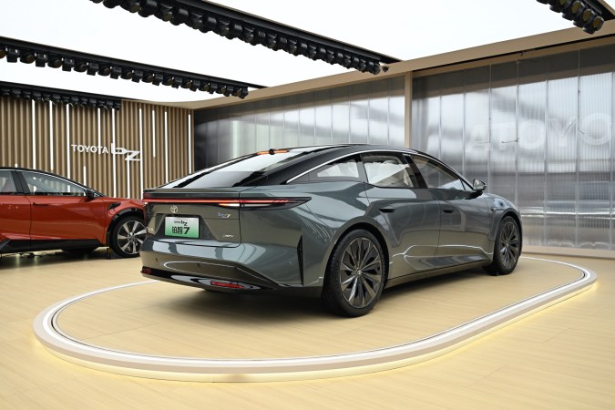 Toyota bZ7 tiene un perfil aerodinámico a pesar de su tamaño.