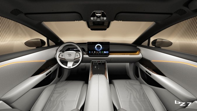 Toyota bZ7 posee un interior elegante y minimalista.