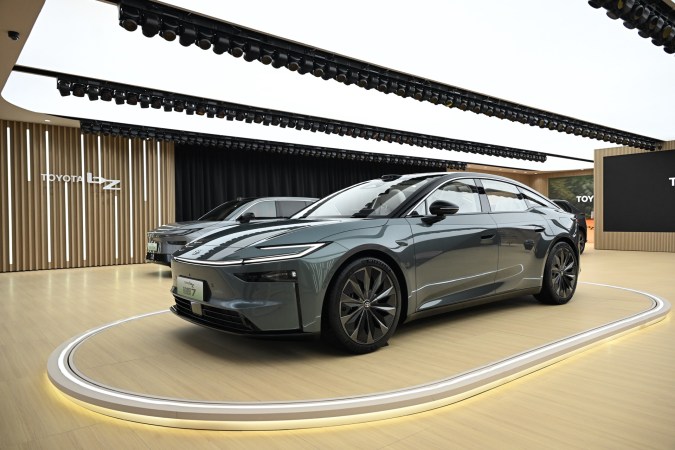 Toyota bZ7 tiene entre sus ayudas de conducción un sensor LiDAR.