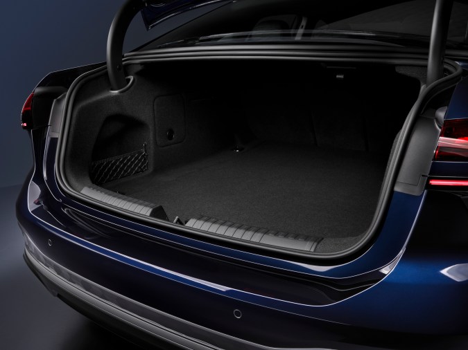 El Audi A6 sedán 2026 tiene una maleta amplia con capacidad para dos maletas grandes.