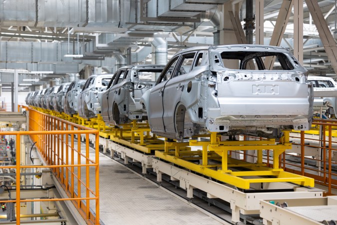 Los aranceles de Trump han perjudicado los precios finales de los autos.
