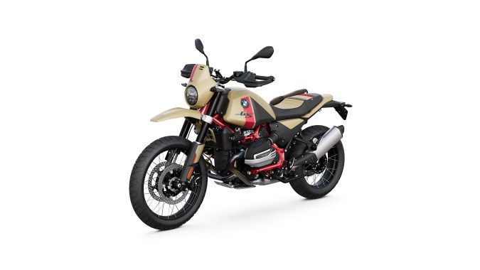 La BMW Motorrad R 12 GS tiene varios colores como el arena.