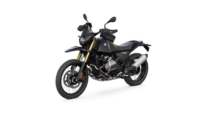 La BMW Motorrad R 12 GS se ofrece en varios colores, entre ellos negro mate.