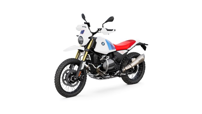La BMW Motorrad R 12 GS tiene el clásico color blanco.