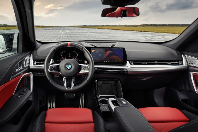 El BMW X1 M35i tiene un interior con acabados y materiales de gran calidad.