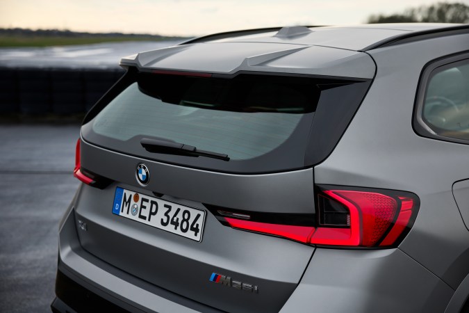 El BMW X1 M35i tiene un perfil más deportivo que la versión estándar.