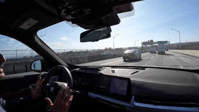 El BMW X1 M35i tiene un buen rendimiento en carretera.
