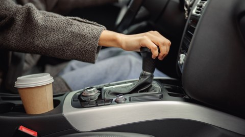 ¿Carro automático o manual? Descubre cuál consume menos combustible