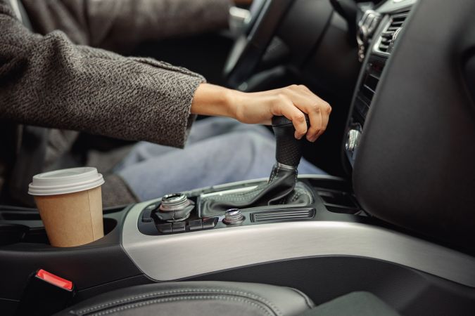 ¿Carro automático o manual? Descubre cuál consume menos combustible
