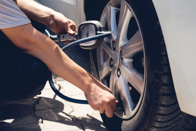 La calibración de la llanta es importante para mejorar la eficiencia en el auto.