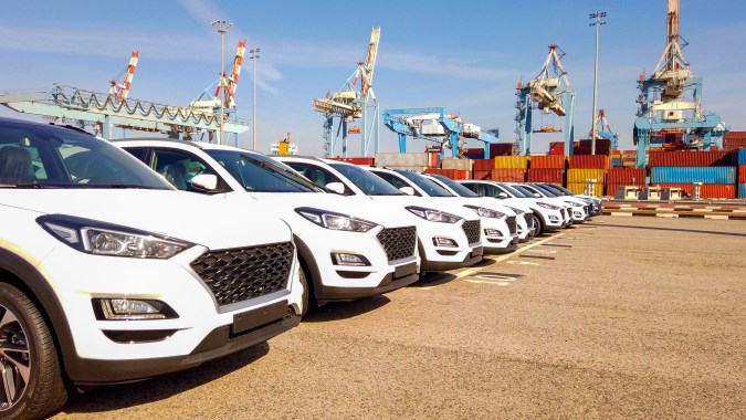 A partir de abril se aplicarán aranceles de 25% a los automóviles importados de Estados Unidos.