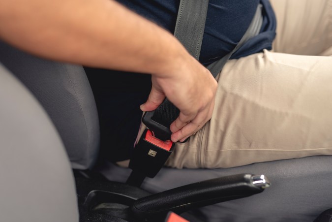 partes del cinturón de seguridad de un vehículo