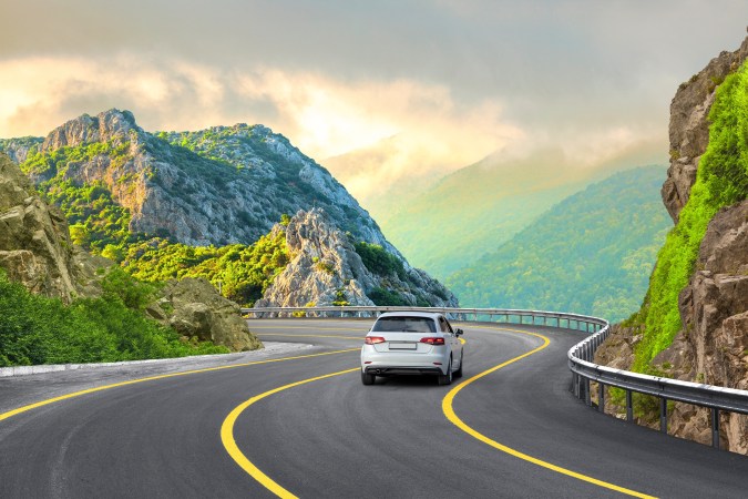 Los lugares que tienen un gran número de curvas se debe conducir con cautela.