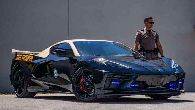 El Corvette C8 2023 de Florida Highway Patrol fue modificado para uso policial.