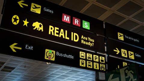 Las licencias con Real ID te permiten abordar vuelos sin necesidad de presentar otros documentos. También te brindan acceso a instalaciones militares y federales.