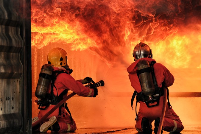 por qué no debo estacionarme frente a un hidrante
