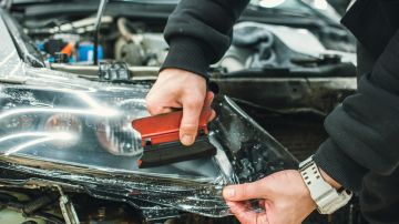 En todas las tiendas de accesorios de autos, venden vinilos protectores para faros.