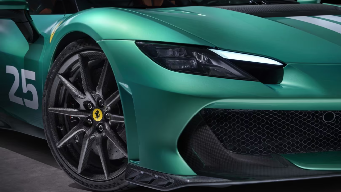 Ferrari 296 Speciale tiene unos neumáticos de carrera.