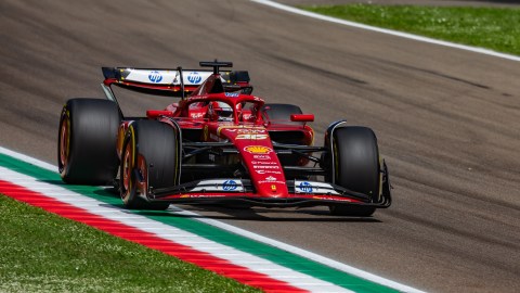 Un monoplaza de F1 tiene una velocidad máxima promedio de 230 mph.