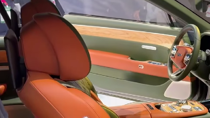 El interior del Genesis X Gran Coupe Concept tiene materiales de alta calidad.