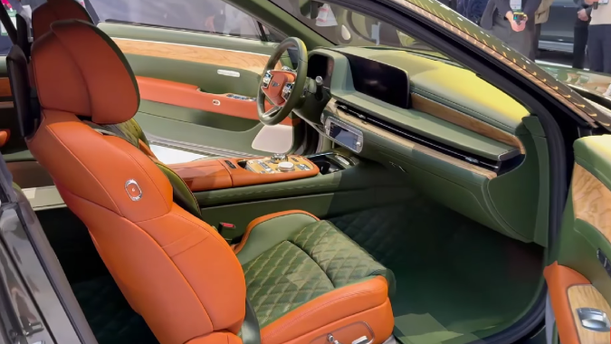 El interior del Genesis X Gran Coupe Concept tiene materiales de alta calidad.