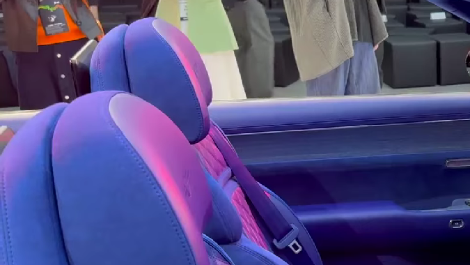 El interior del Genesis X Gran Coupe Convertible está hecho con materiales que no son sinteticos.